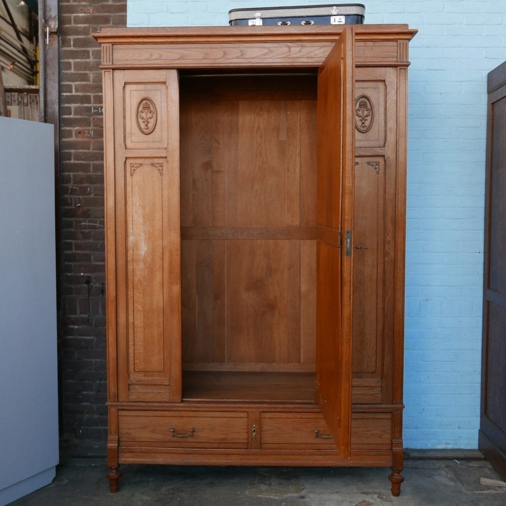 antieke houten linnenkast met spiegel