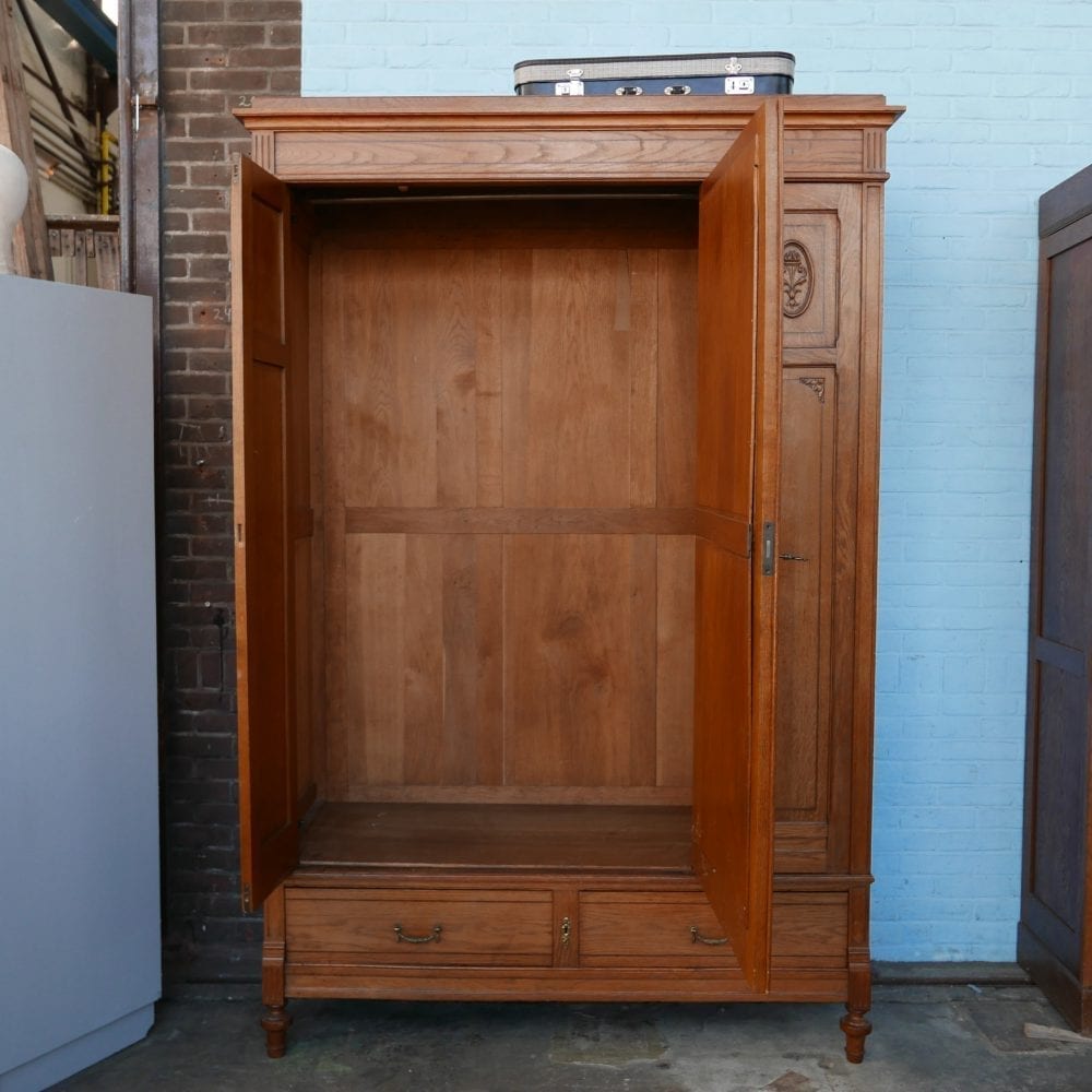 antieke houten linnenkast met spiegel