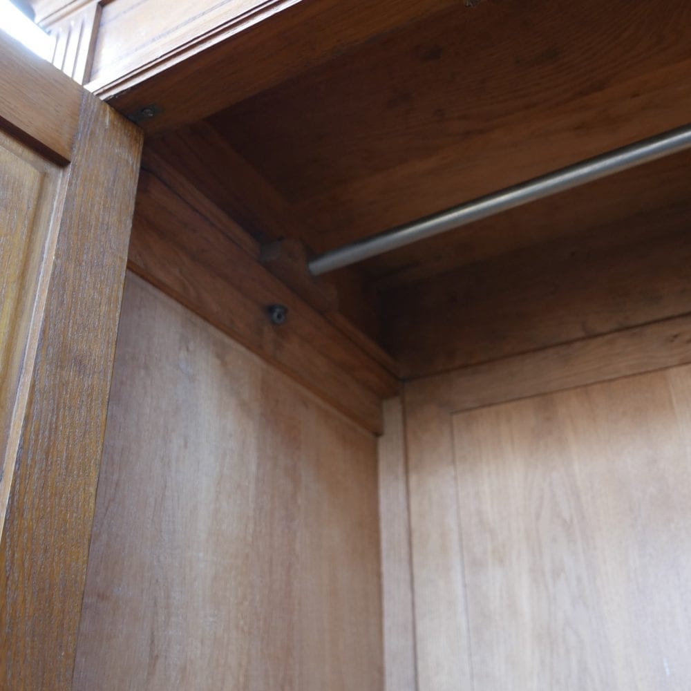 antieke houten linnenkast met spiegel