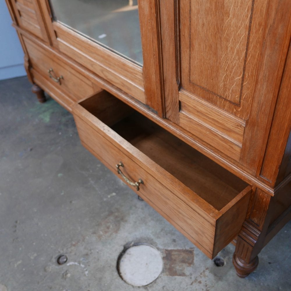 antieke houten linnenkast met spiegel