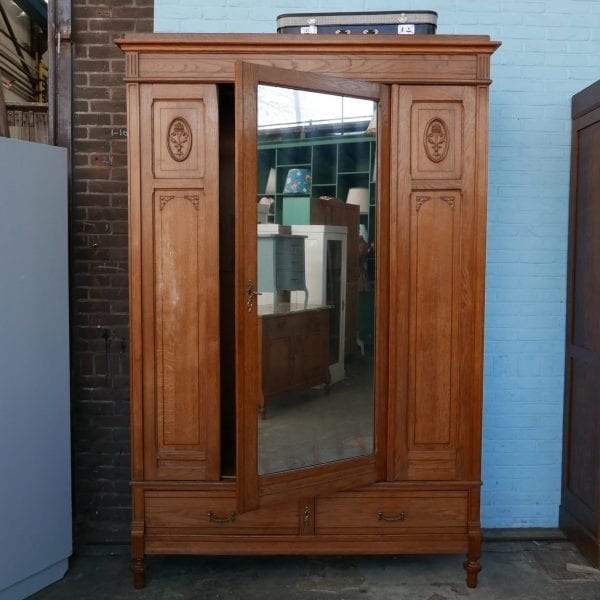 antieke houten linnenkast met spiegel