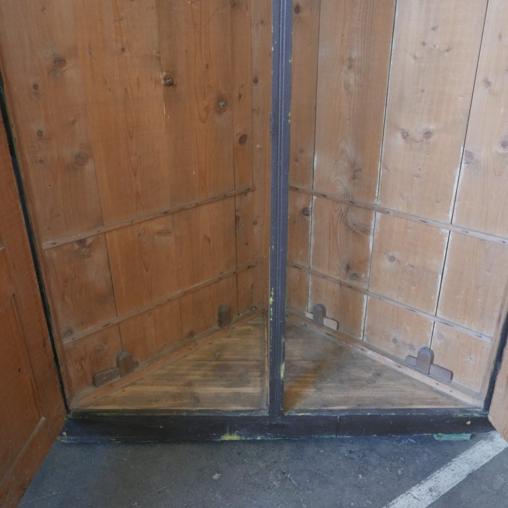 bruine houten hoekkast