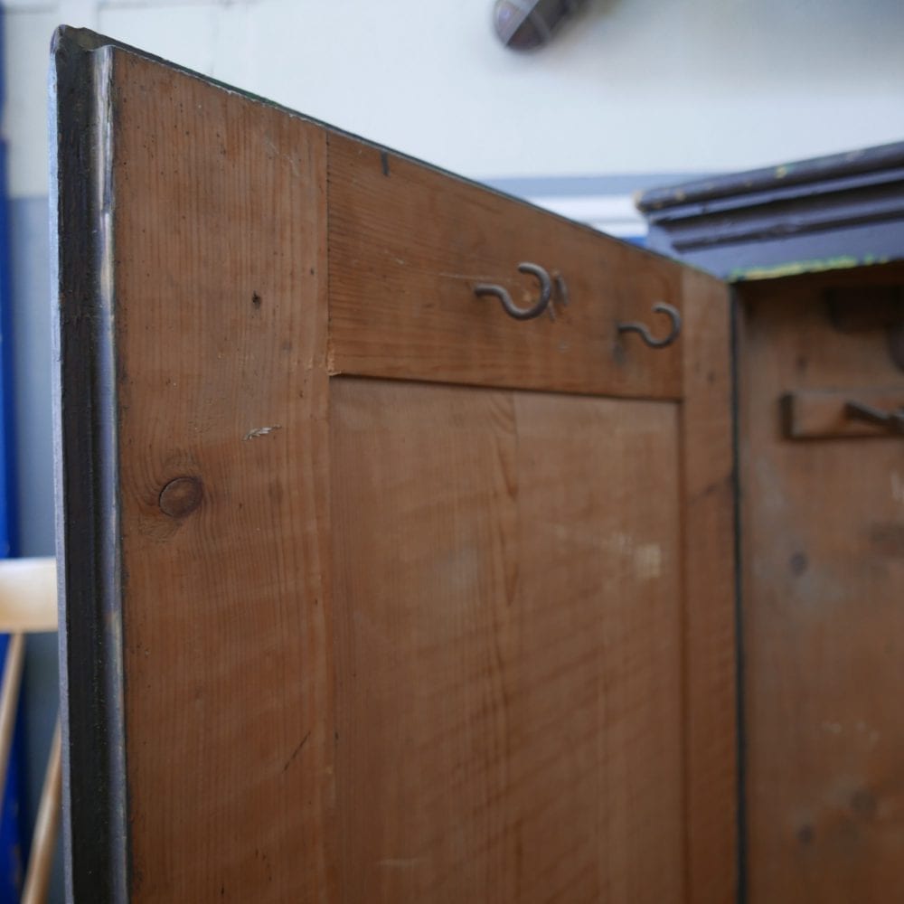 bruine houten hoekkast