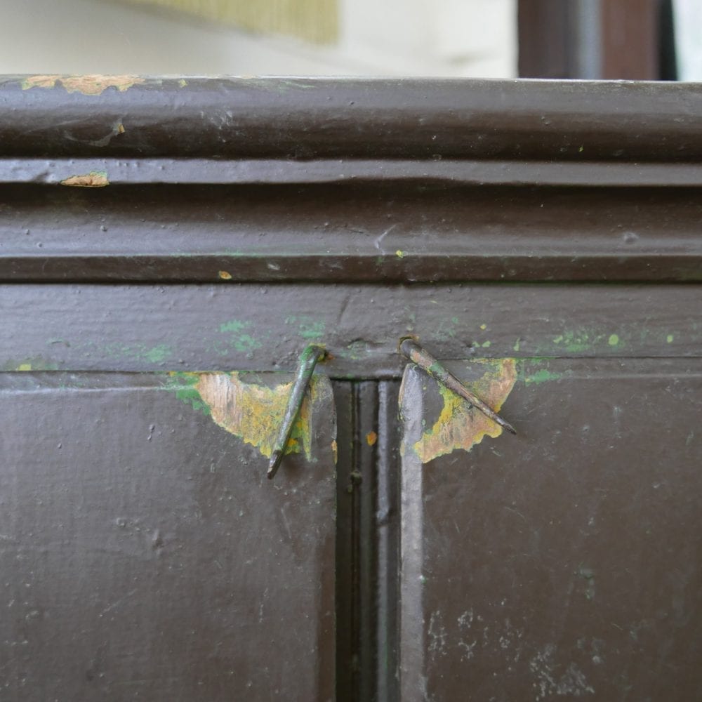 bruine houten hoekkast