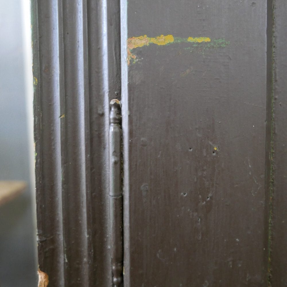 bruine houten hoekkast