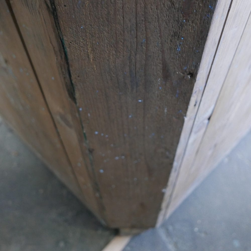 bruine houten hoekkast