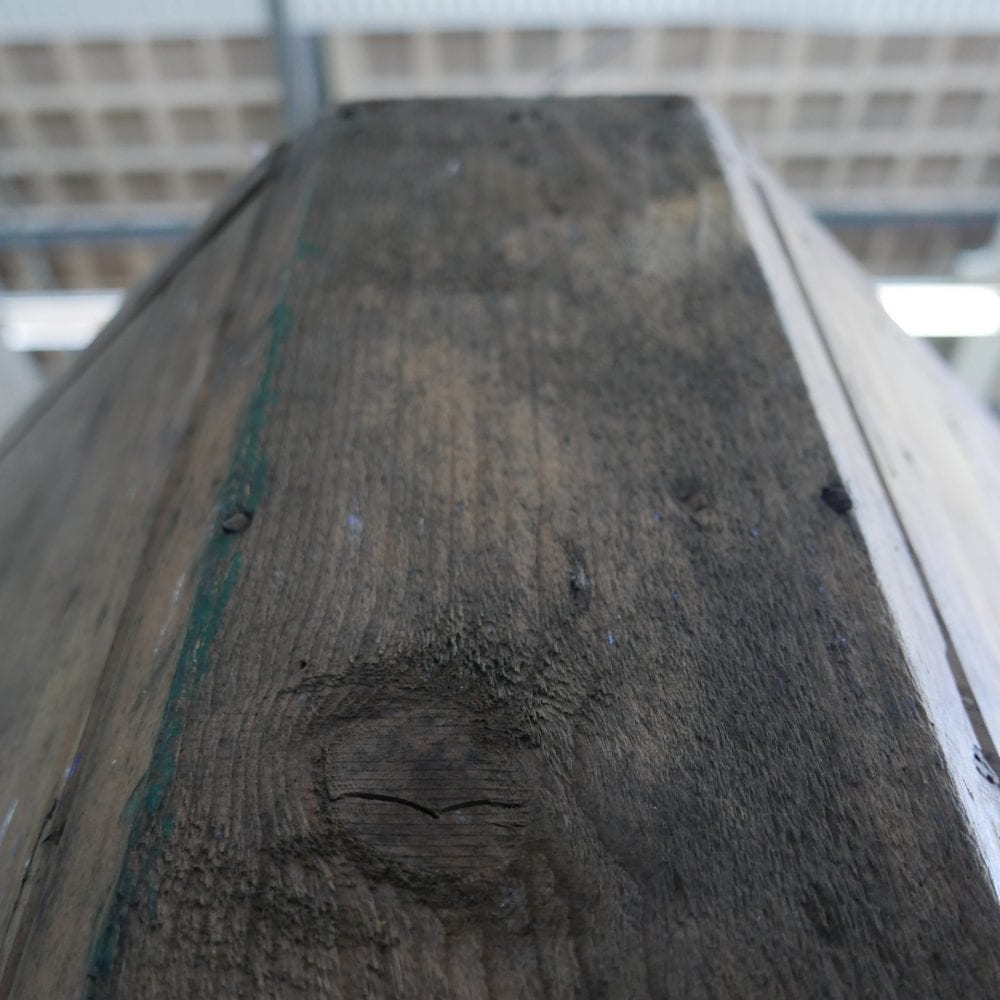 bruine houten hoekkast