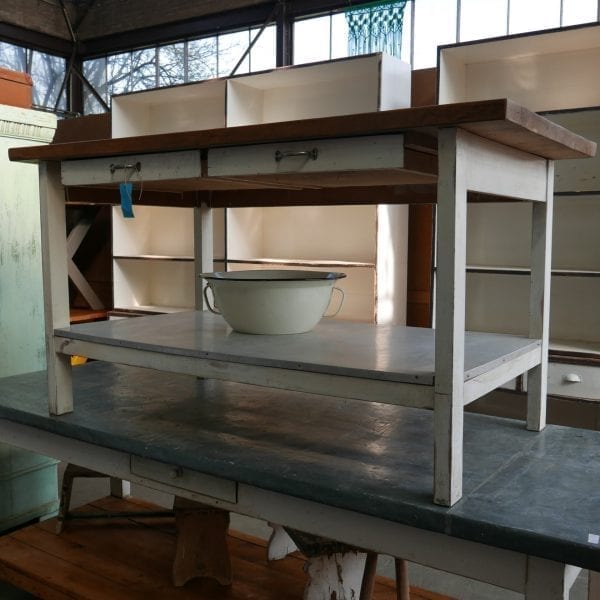 witte houten bakkerstafel
