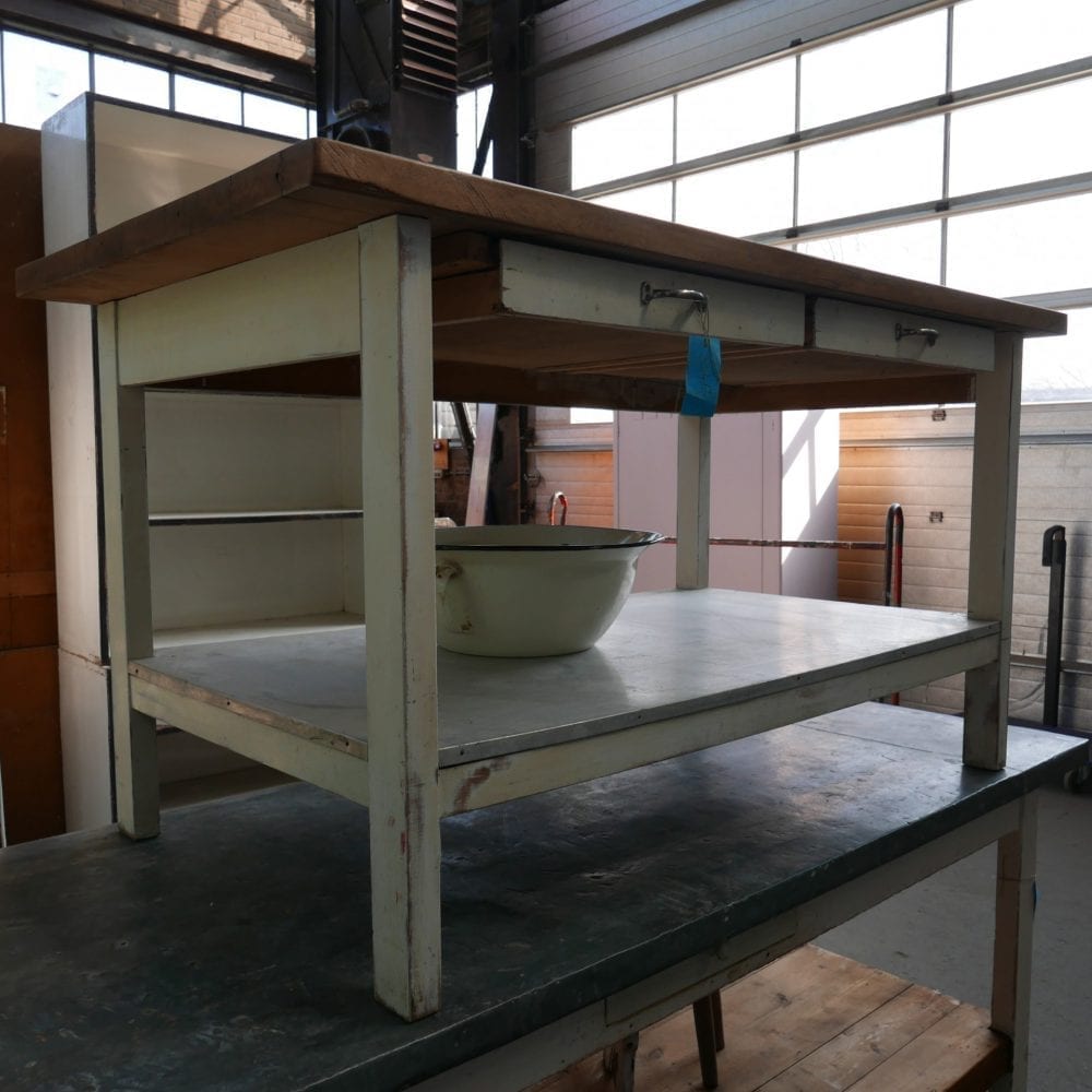 witte houten bakkerstafel