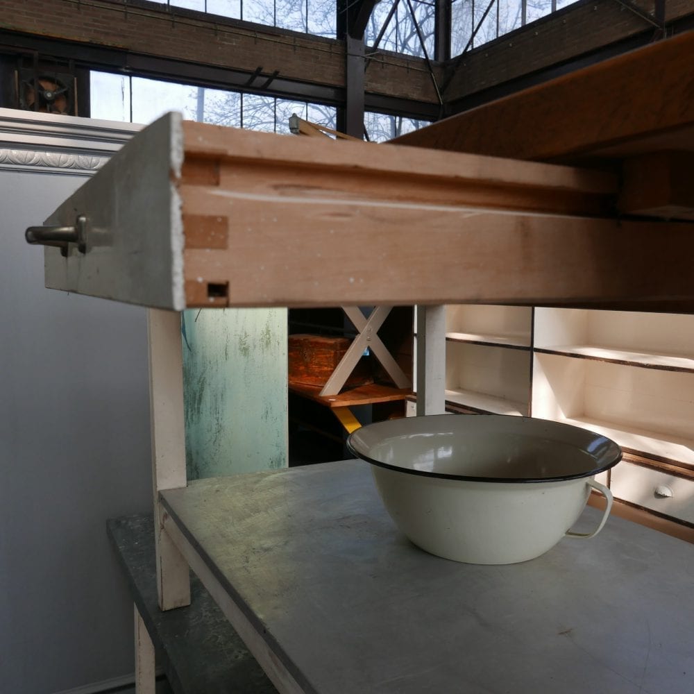 witte houten bakkerstafel