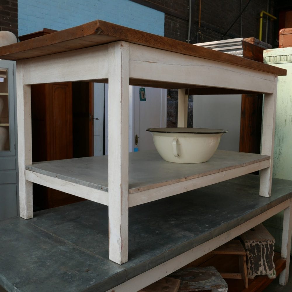 witte houten bakkerstafel