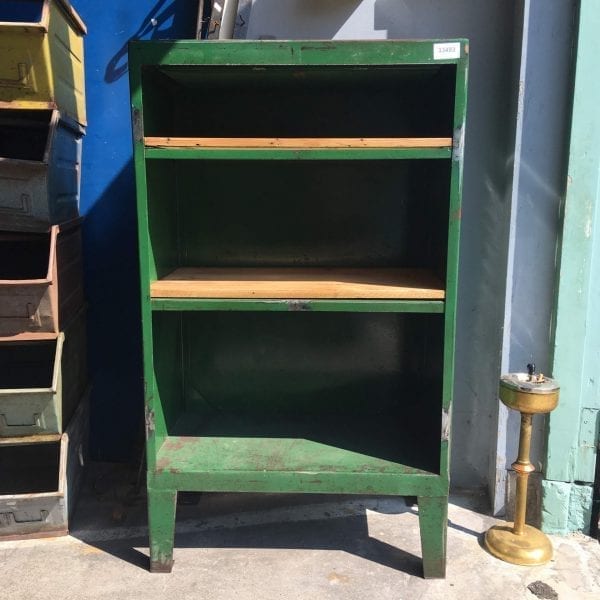 Groene metalen open kast