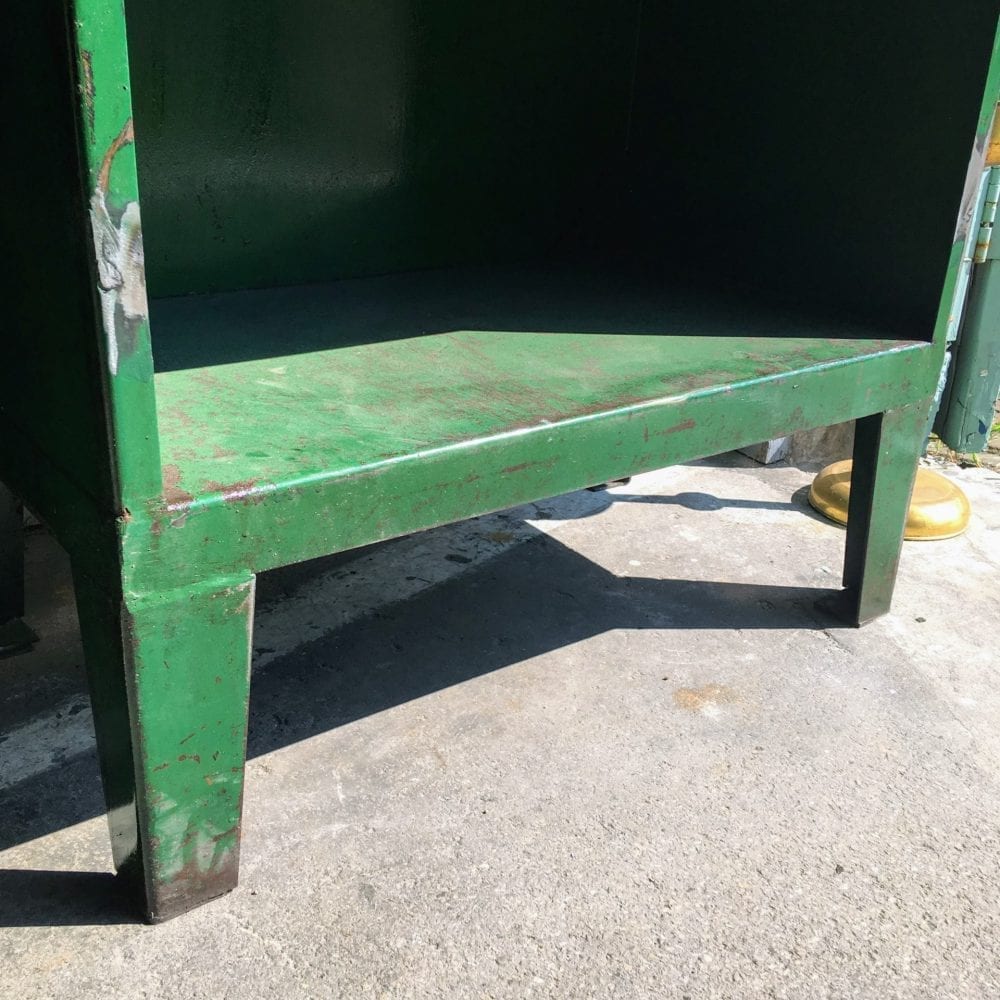 Groene metalen open kast