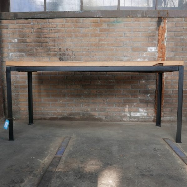 Industriële tafel met dik houten blad
