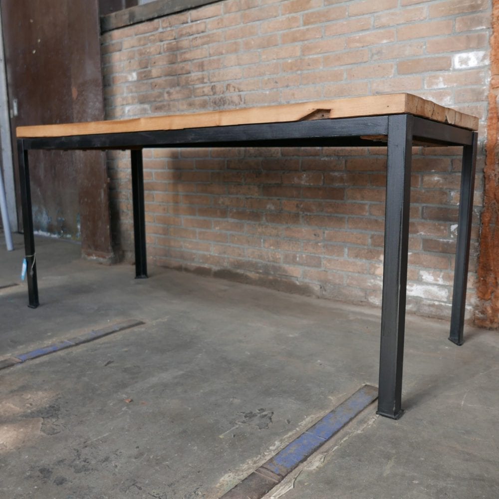 Industriële tafel met dik houten blad