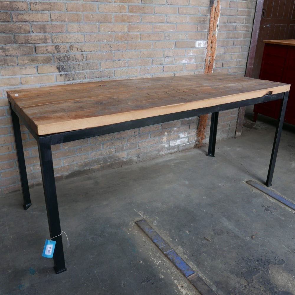 Industriële tafel met dik houten blad