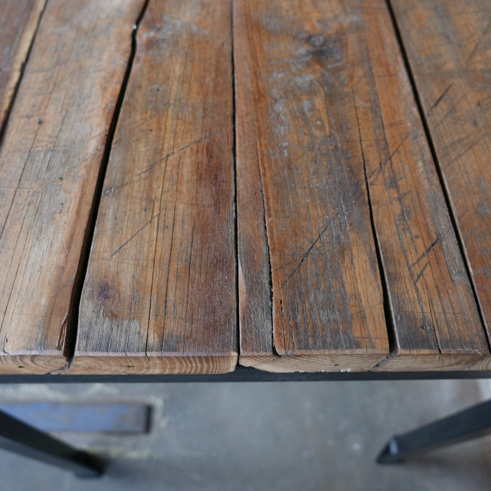 Industriële tafel met dik houten blad