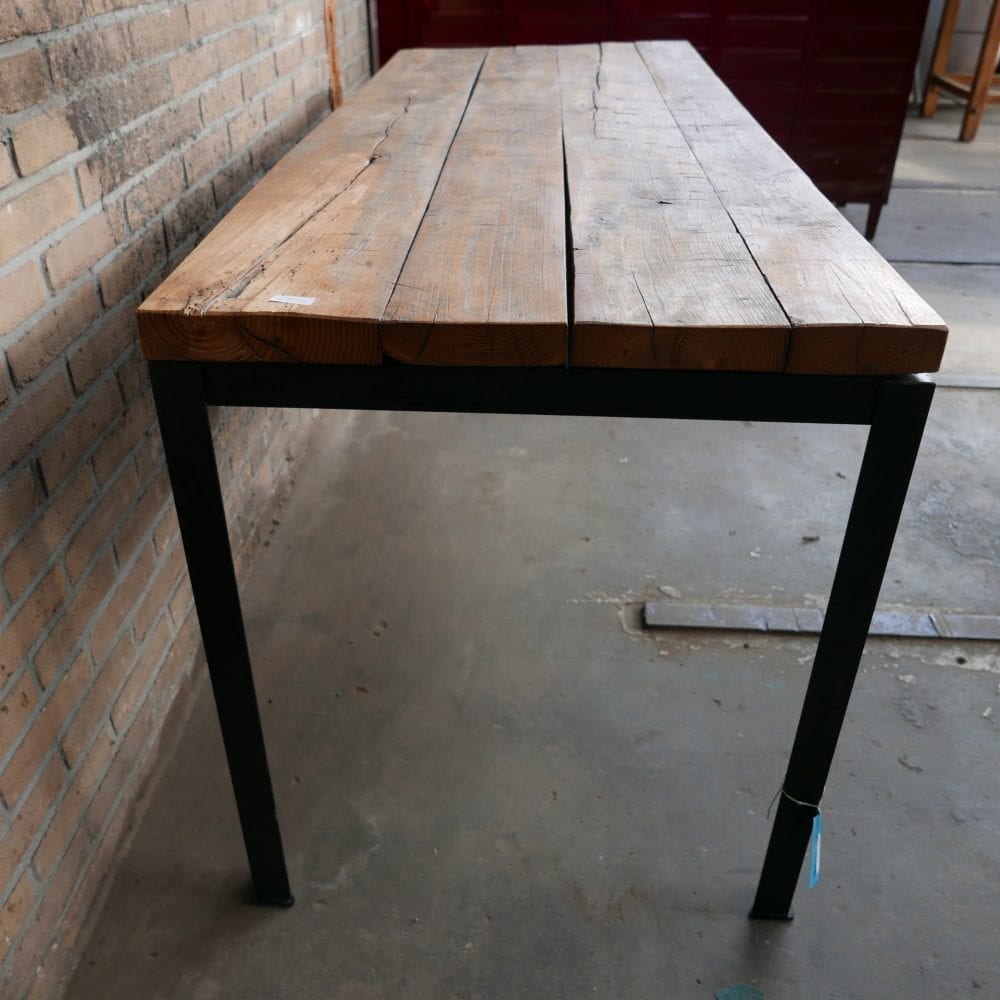 Industriële tafel met dik houten blad