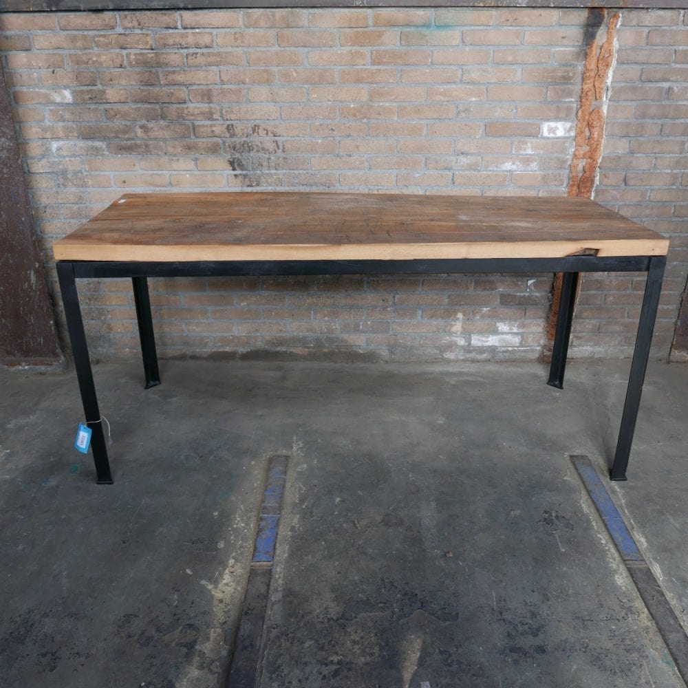 Industriële tafel met dik houten blad