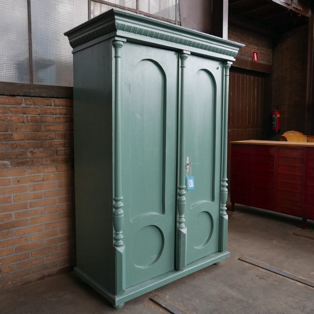 Groenblauwe linnenkast