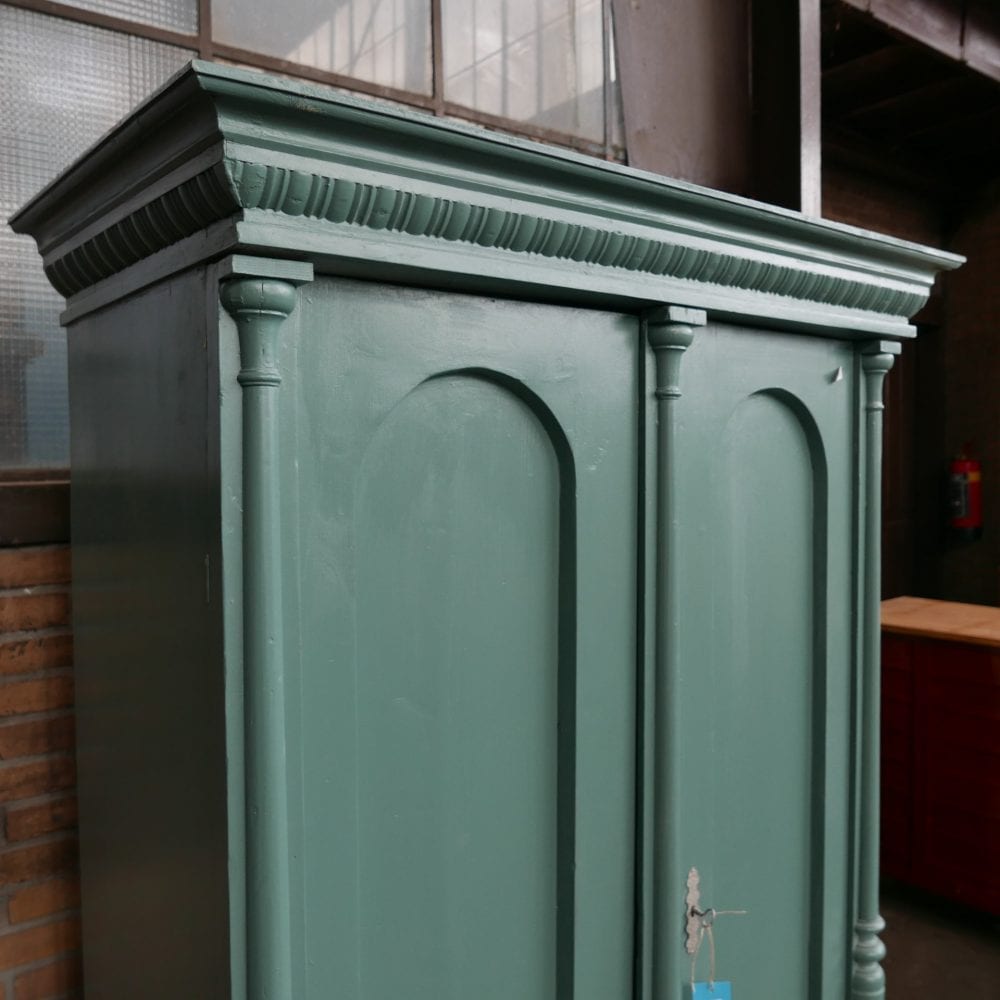 Groenblauwe linnenkast