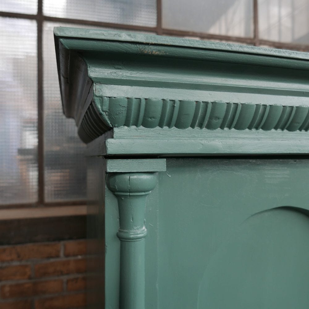 Groenblauwe linnenkast
