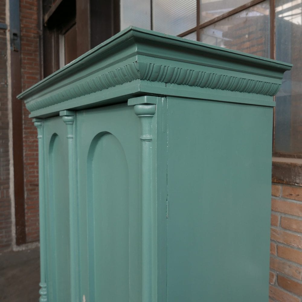 Groenblauwe linnenkast