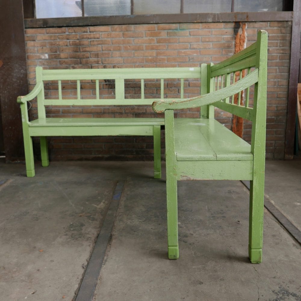 groene houten hoekbank