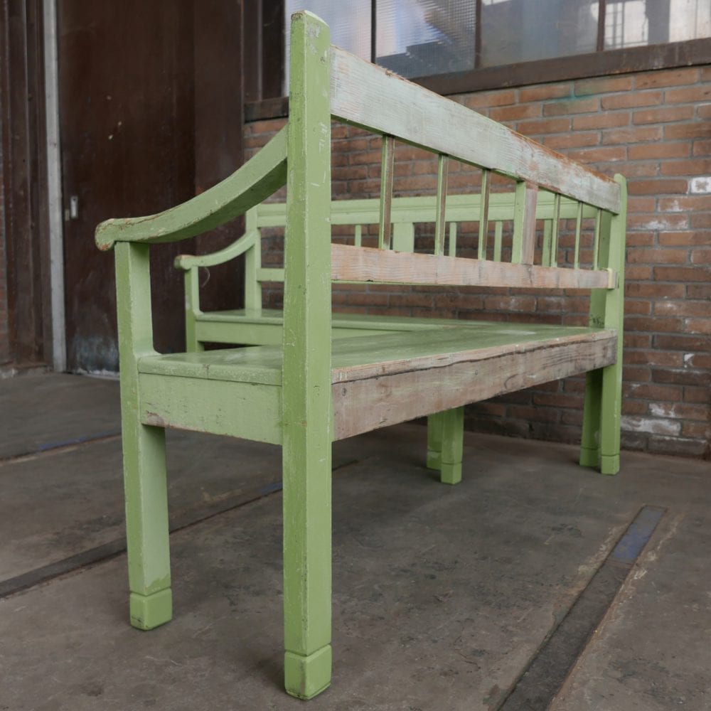 groene houten hoekbank