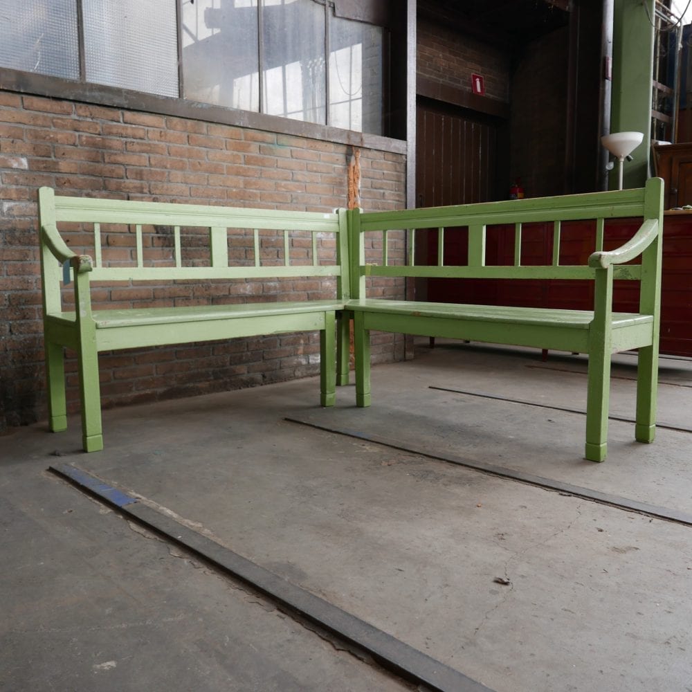 groene houten hoekbank