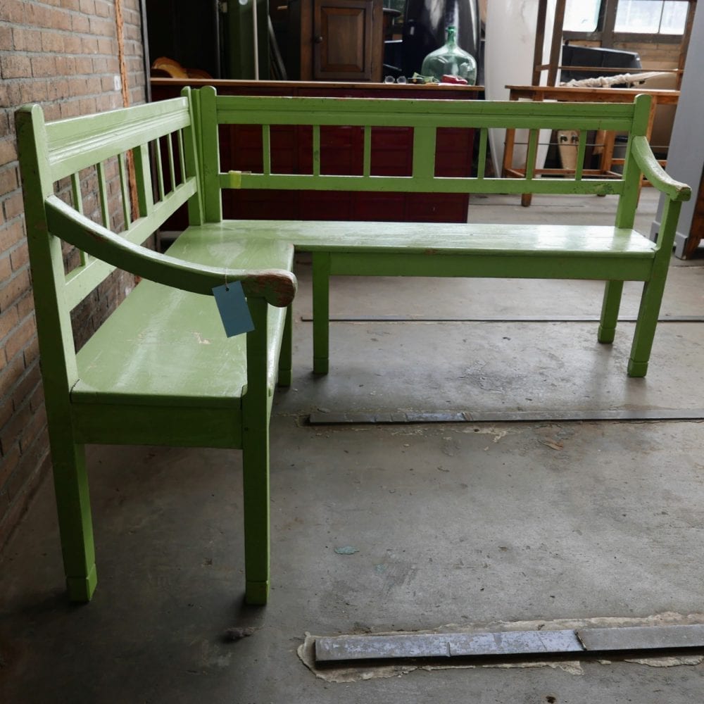 groene houten hoekbank