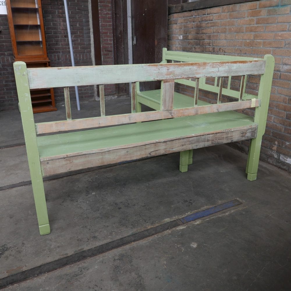 groene houten hoekbank