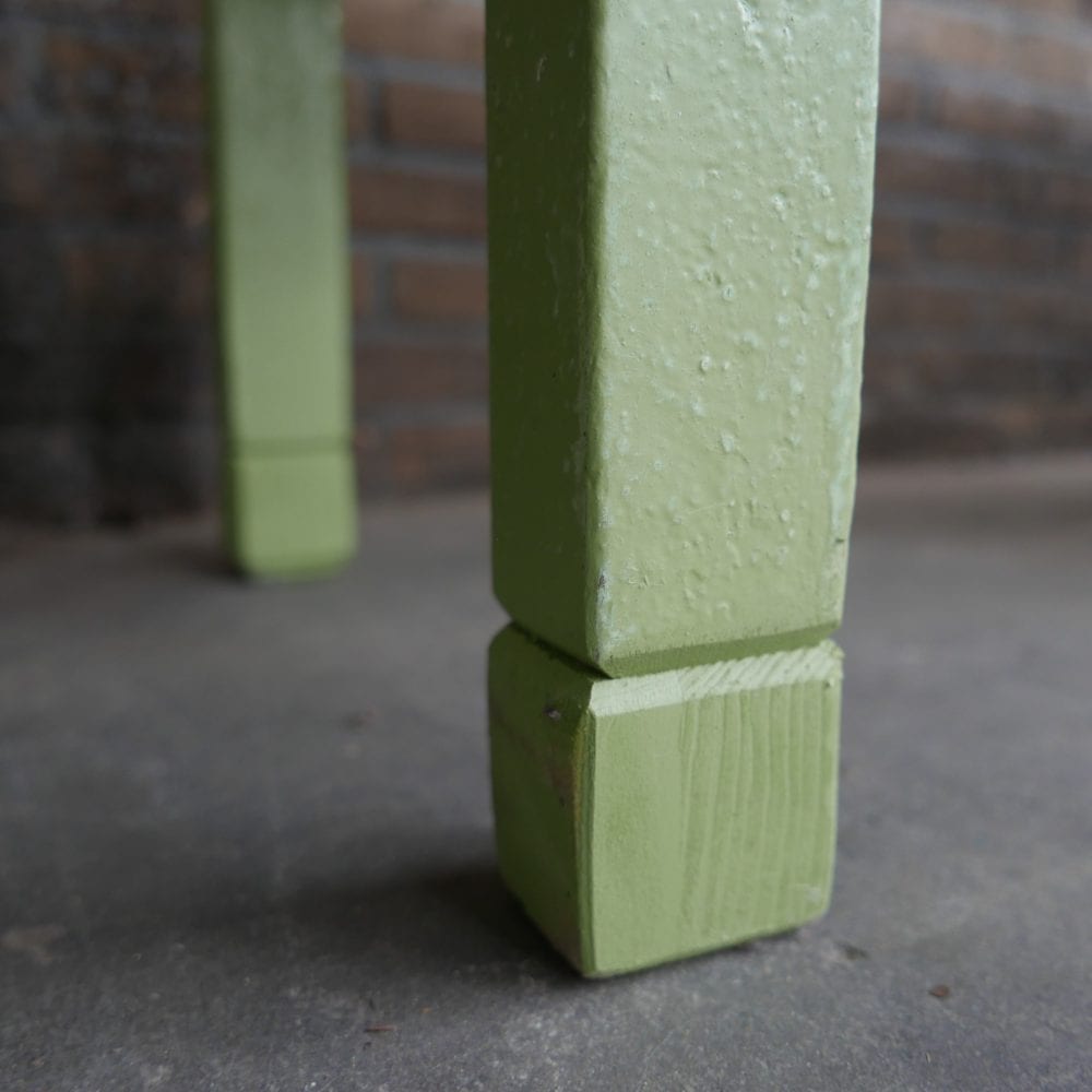 groene houten hoekbank