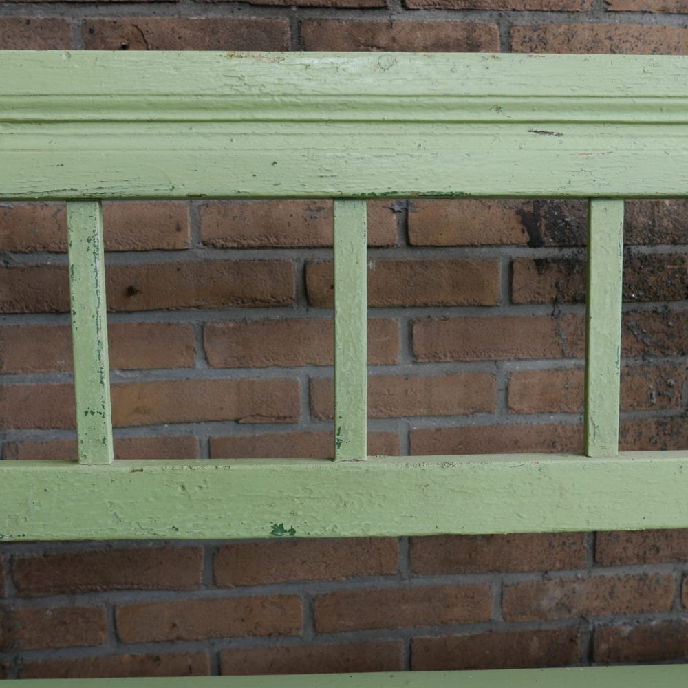 groene houten hoekbank