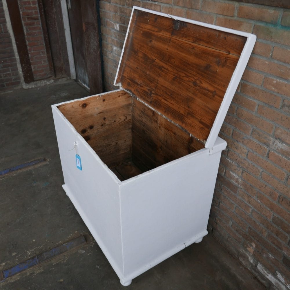 Witte houten kist