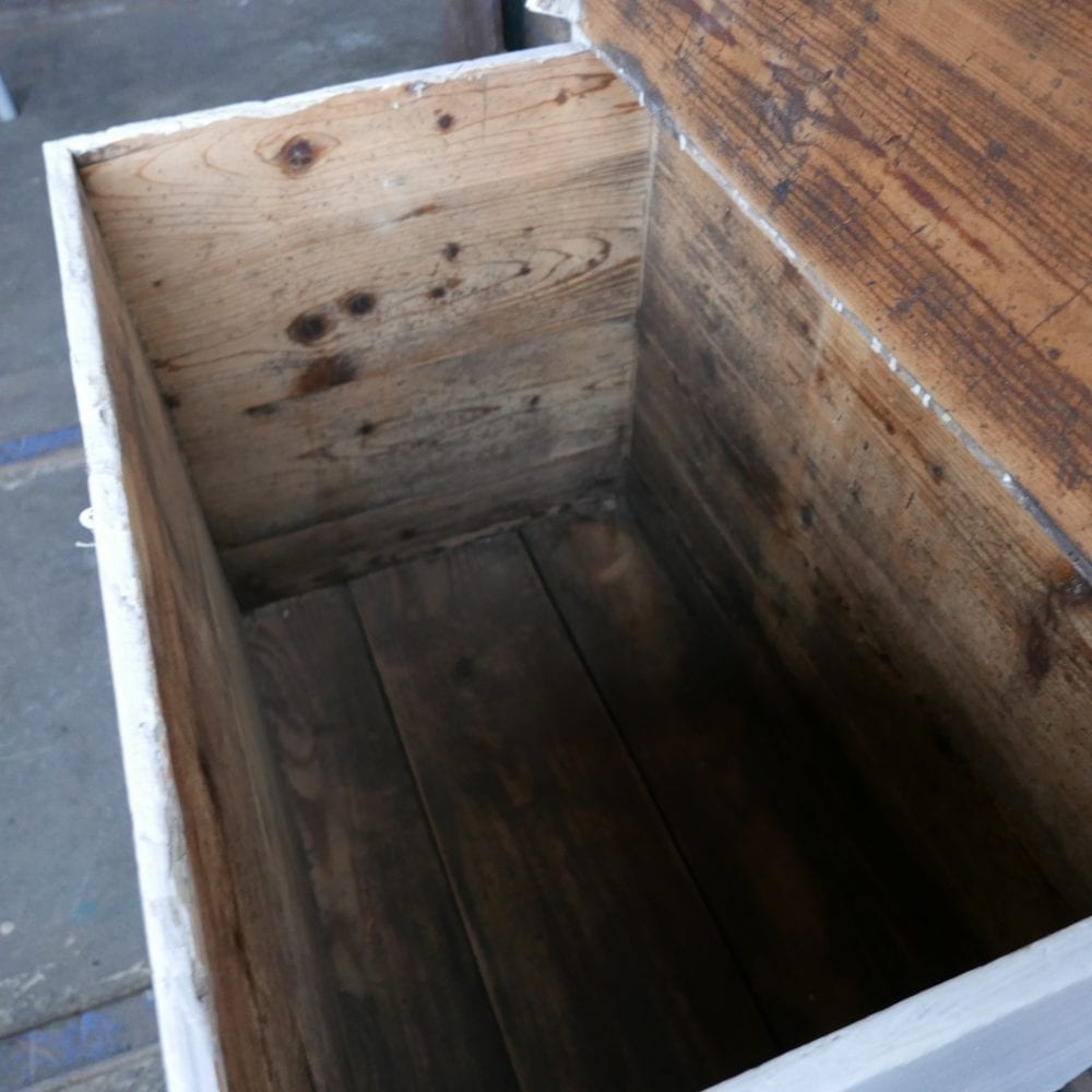 Witte houten kist