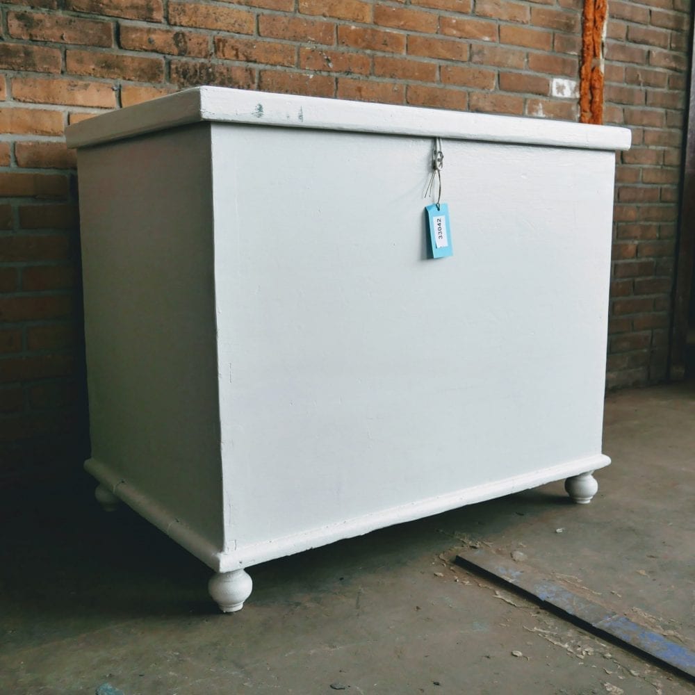 Witte houten kist