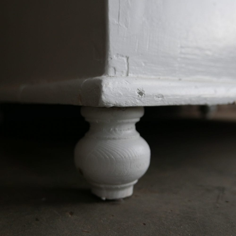 Witte houten kist
