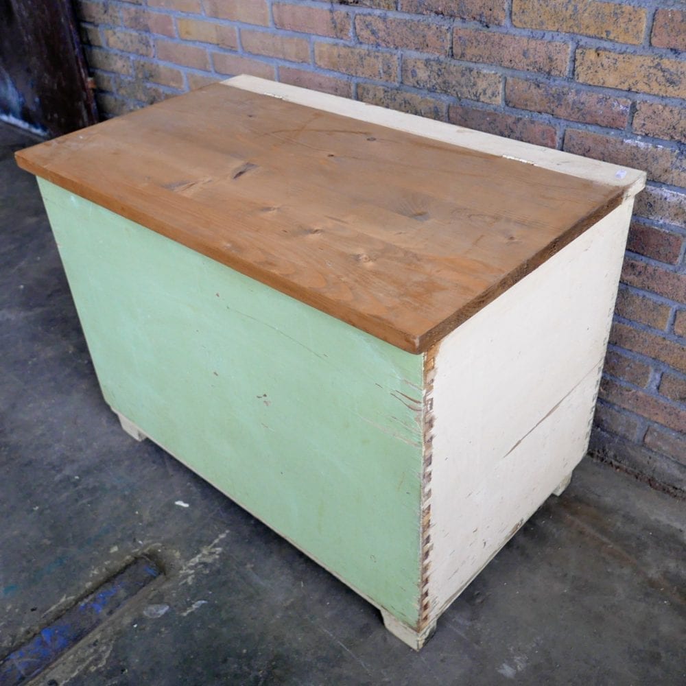 Lichtgroene houten kist