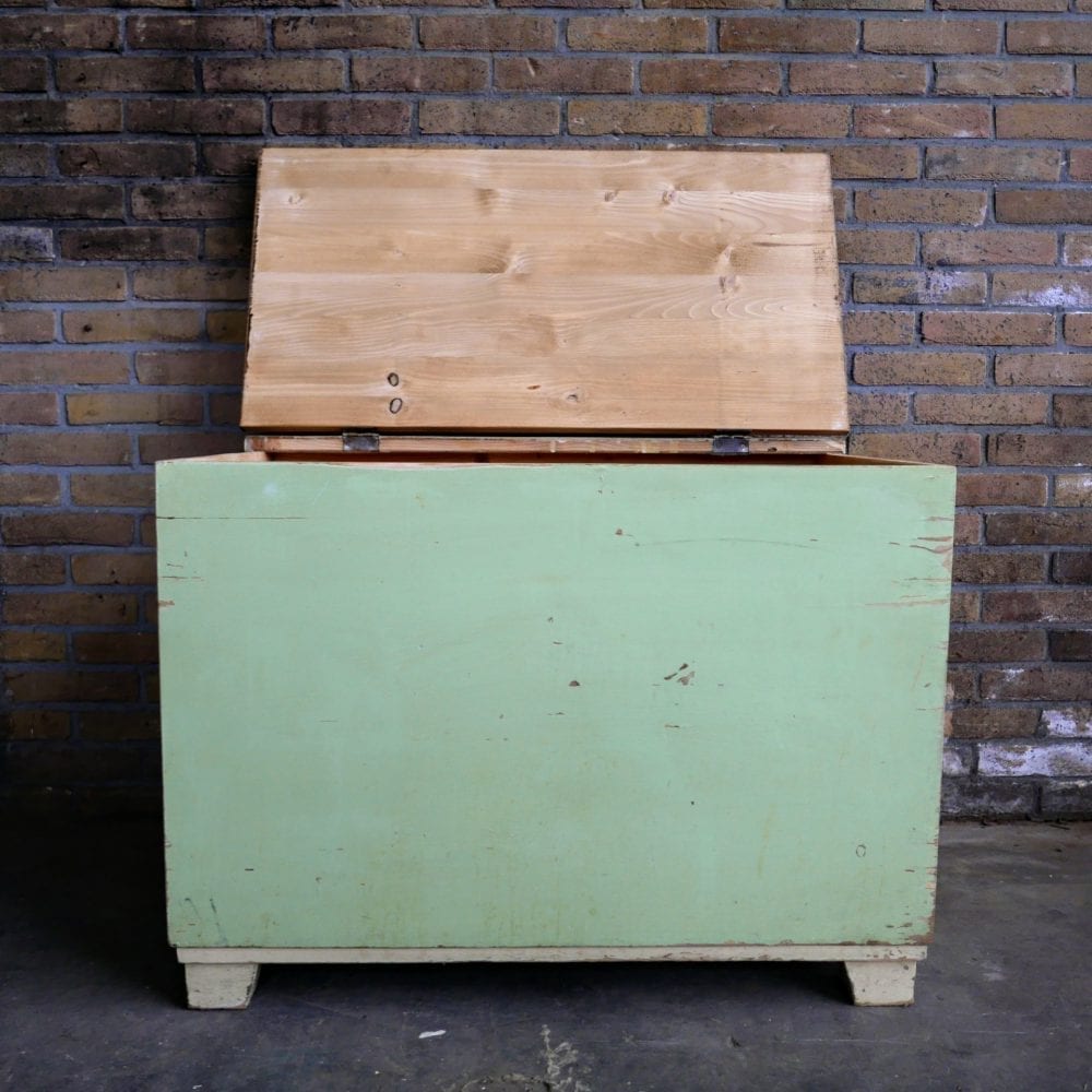 Lichtgroene houten kist