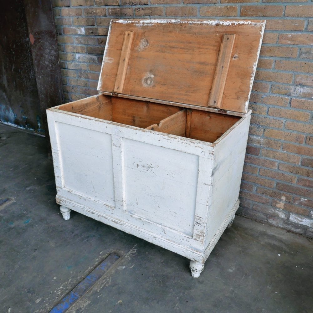 witte kist op poten