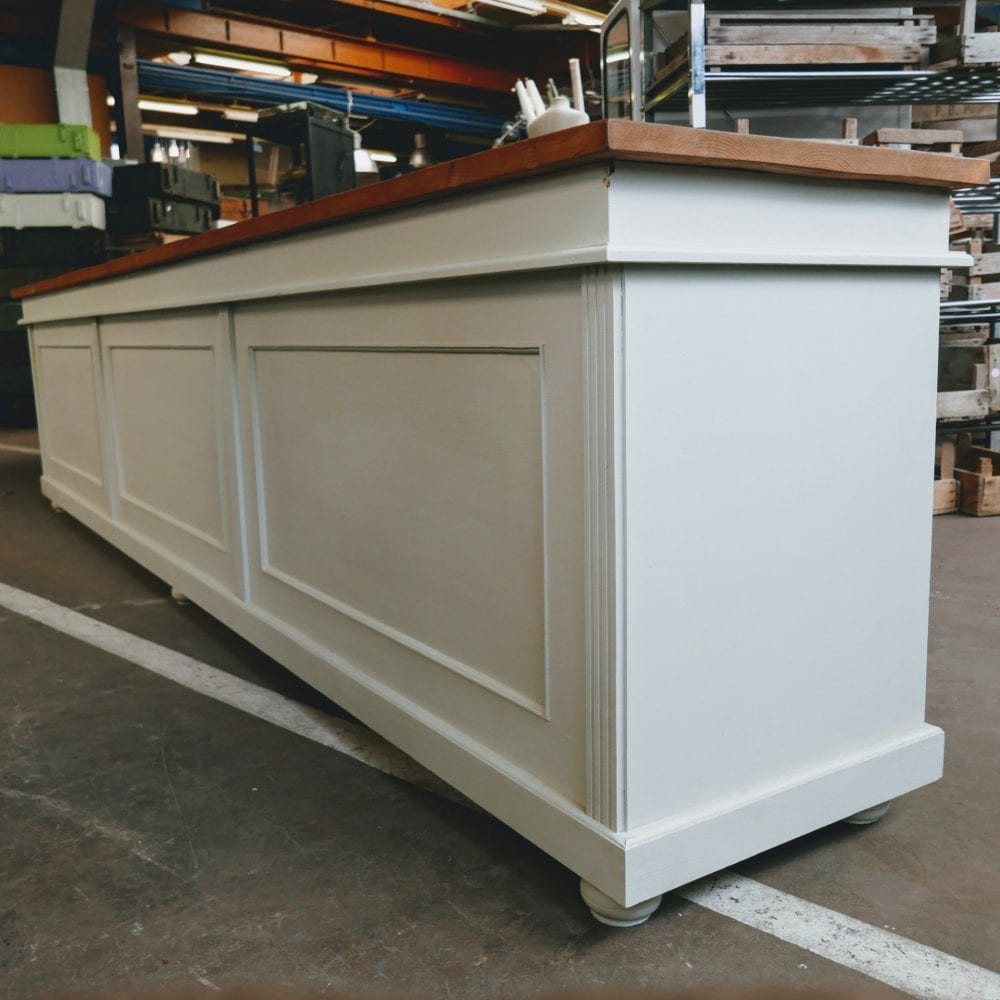 witte houten toog