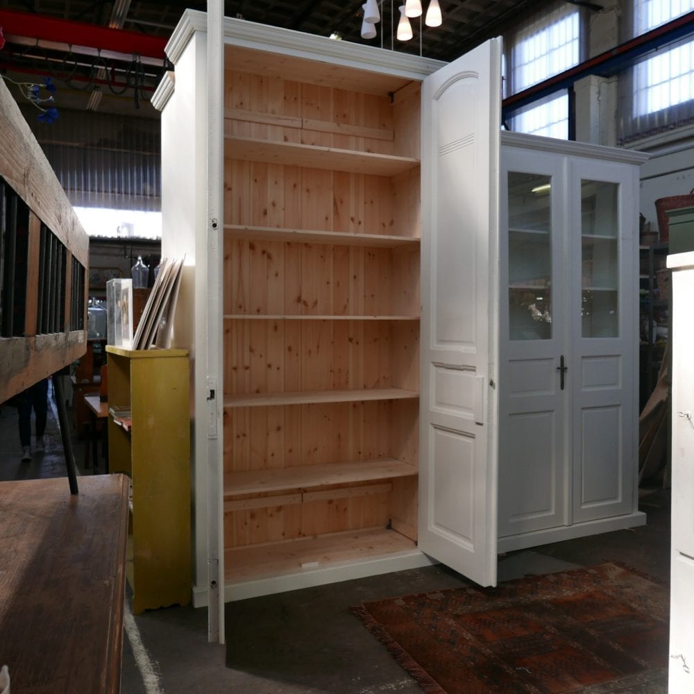 witte houten linnenkast