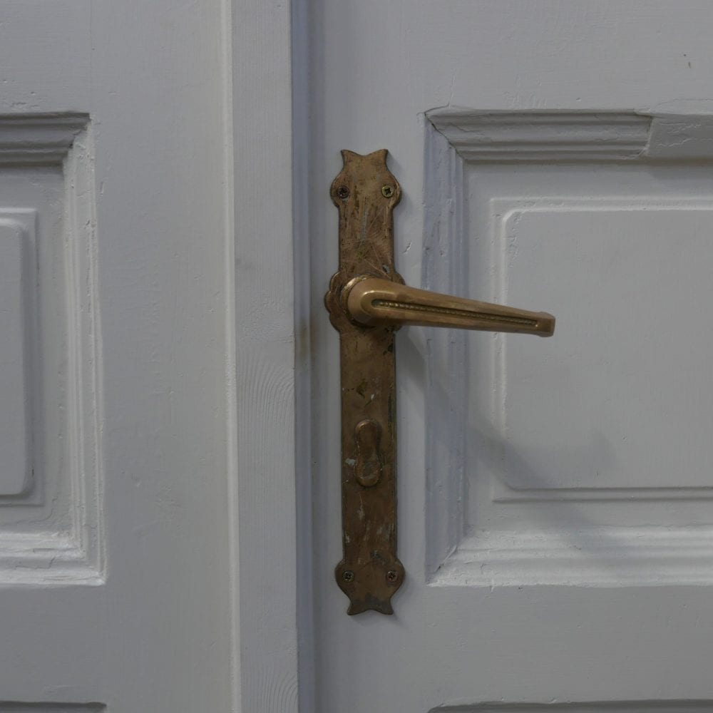witte houten linnenkast