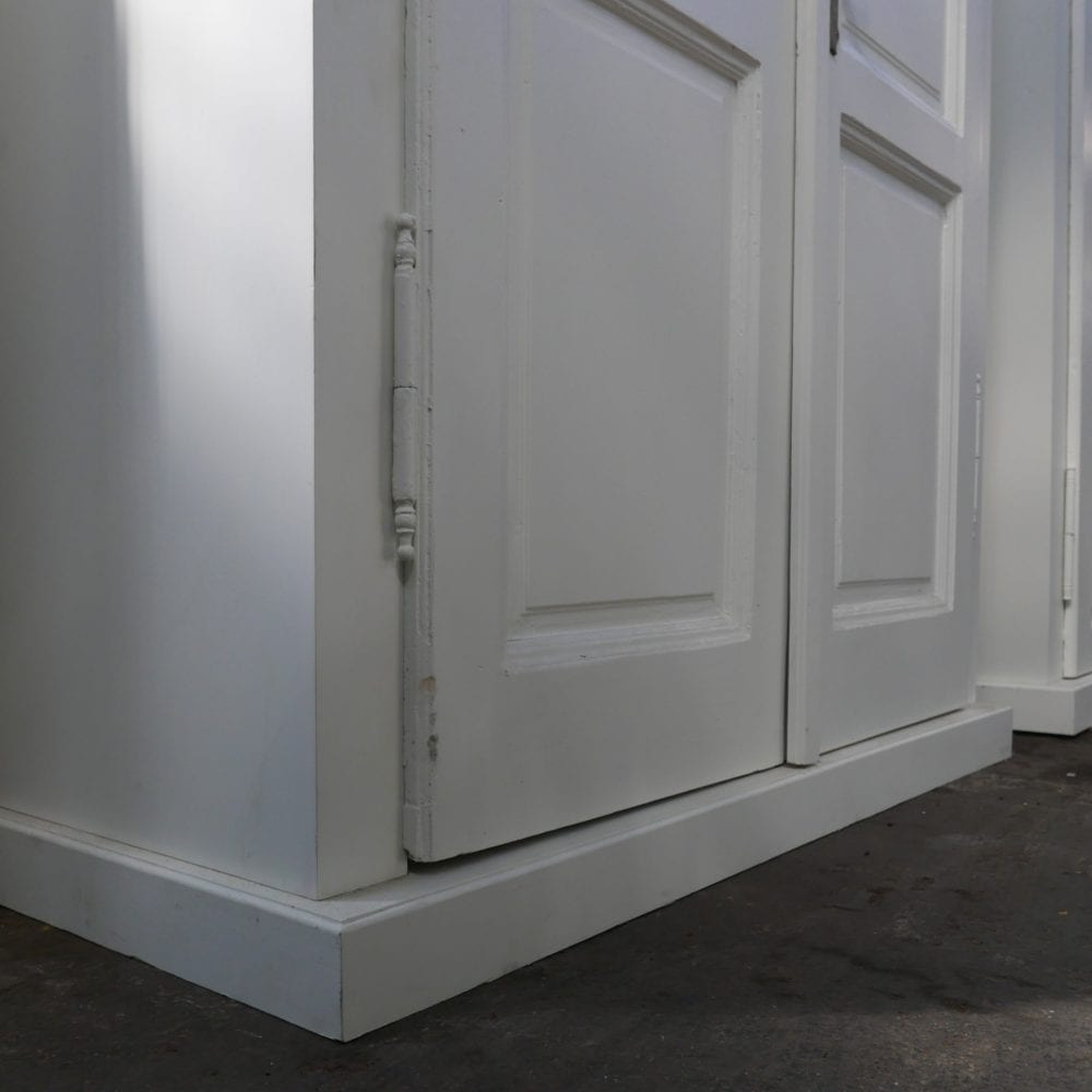 witte houten linnenkast