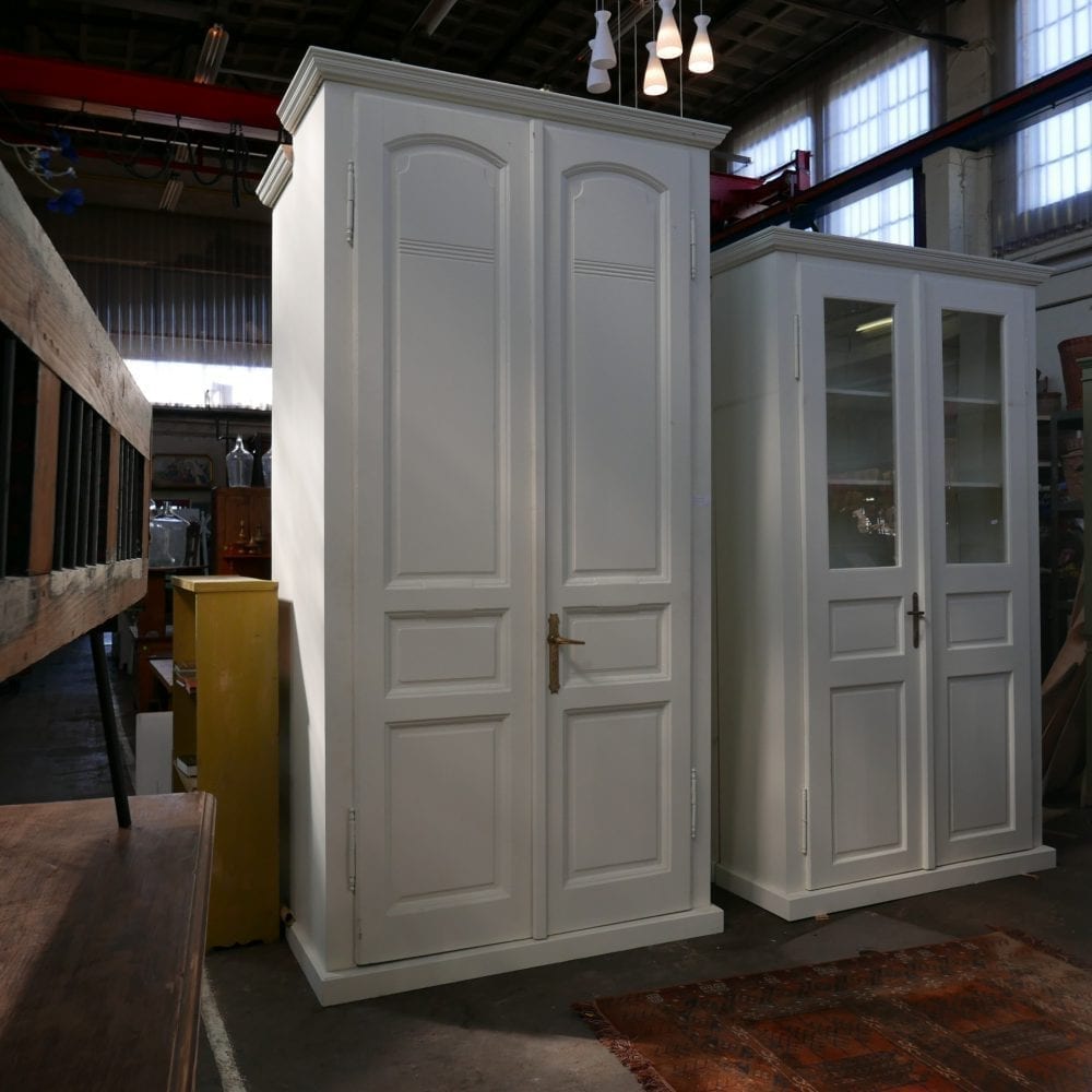 witte houten linnenkast