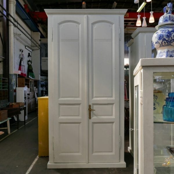 witte houten linnenkast