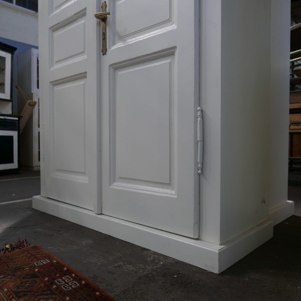 witte houten linnenkast