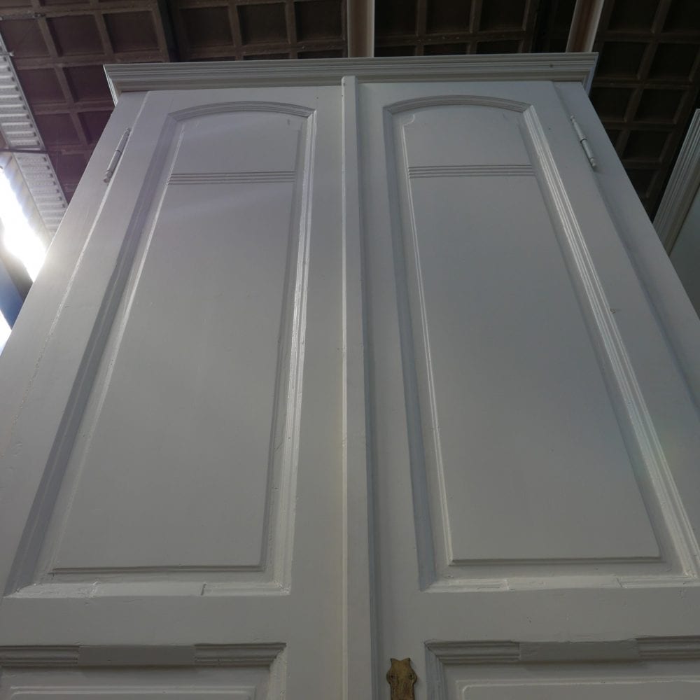 witte houten linnenkast
