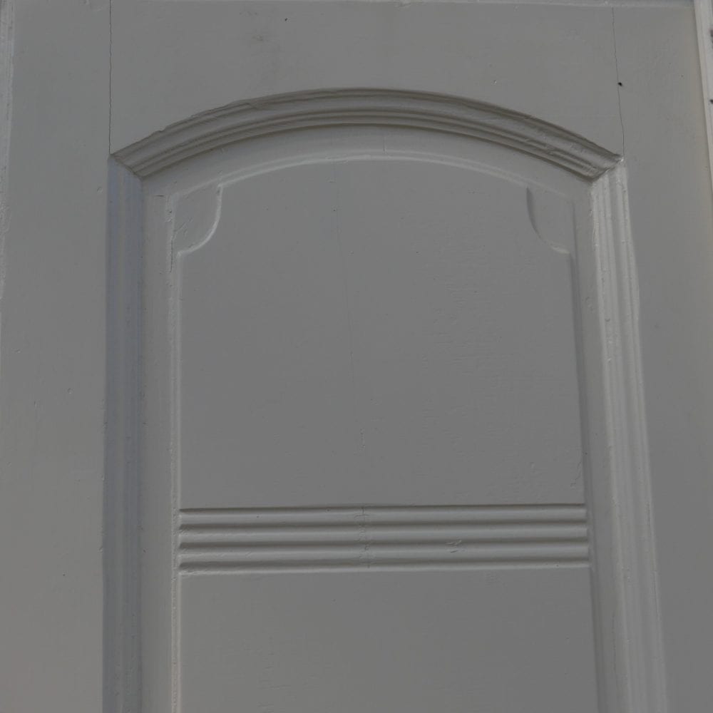 witte houten linnenkast